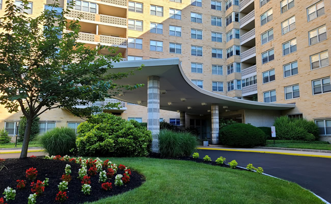Wyncote House Apartments front entrance with driveway and overhang